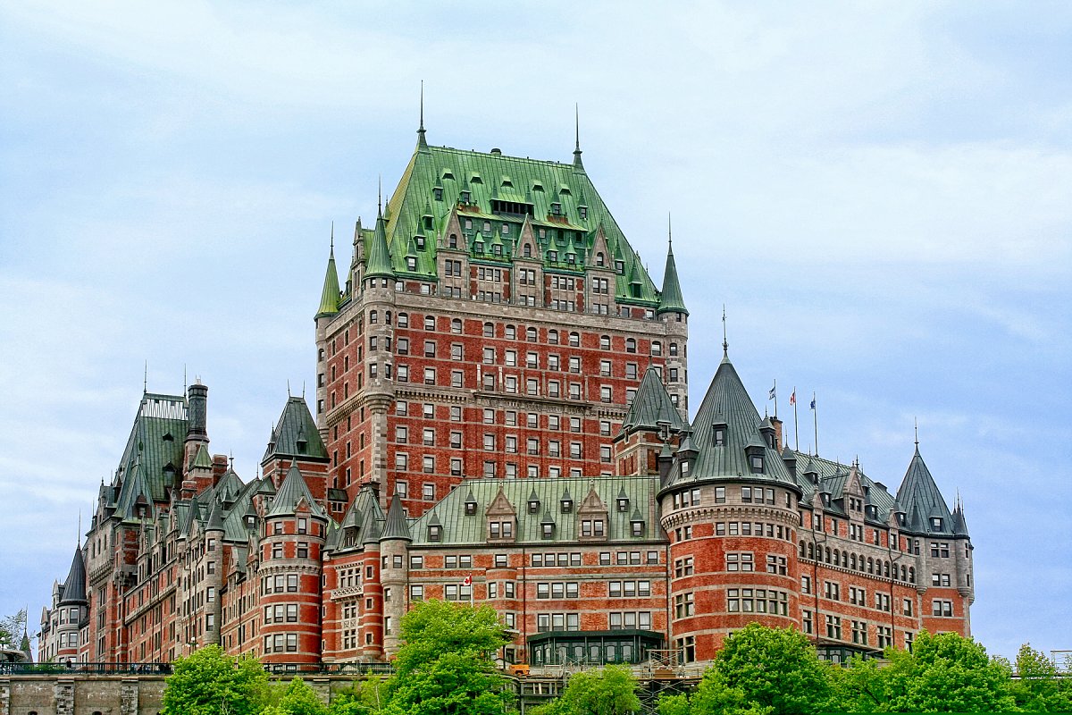 En 2016, notre équipe a effectué plusieurs gainage des conduites sanitaires du prestigieux Château Frontenac dans le vieux Québec. Le défi était de taille puisque l'équipe a dû gainer plusieurs transitions de diamètres ainsi que plusieurs coudes. Tout en maintenant fonctionnel le réseau sanitaire de l'hôtel. La revue Trenchless Technology a d'ailleurs consacré un article sur nos travaux. 