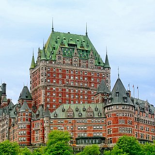 En 2016, notre équipe a effectué plusieurs gainage des conduites sanitaires du prestigieux Château Frontenac dans le vieux Québec. Le défi était de taille puisque l'équipe a dû gainer plusieurs transitions de diamètres ainsi que plusieurs coudes. Tout en maintenant fonctionnel le réseau sanitaire de l'hôtel. La revue Trenchless Technology a d'ailleurs consacré un article sur nos travaux. 